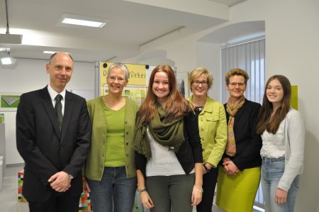 Eröffnung der Sonderausstellung 10 Jahre „Die Hingucker“ für Kinder in der Gedenkstätte Wewelsburg (v.l.): Ingo Tiemann, Kulturdezernent Kreis Paderborn; Katharina Dehlinger, Gedenkstättenpädagogin Kreismuseum Wewelsburg; Nicole Gluch, FSJ Kultur im Kreismuseum; Kirsten John-Stucke, Leiterin Kreismuseum Wewelsburg; Ruth Pelizaeus-Hermes und Kathrin Krause vom  Gymnasium St. Michael Paderborn. (Foto: Kreismuseum Wewelsburg)